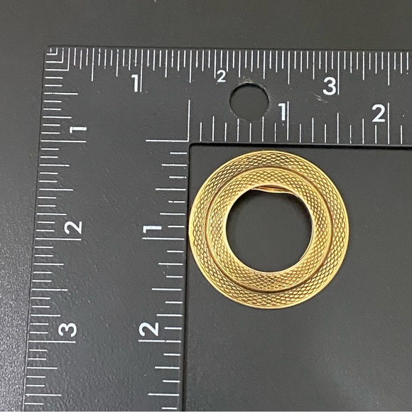 Vintage LIEBA USA Gold-tone Textured Round Wreath Scarf Clip 10g. - Picture 7 of 11